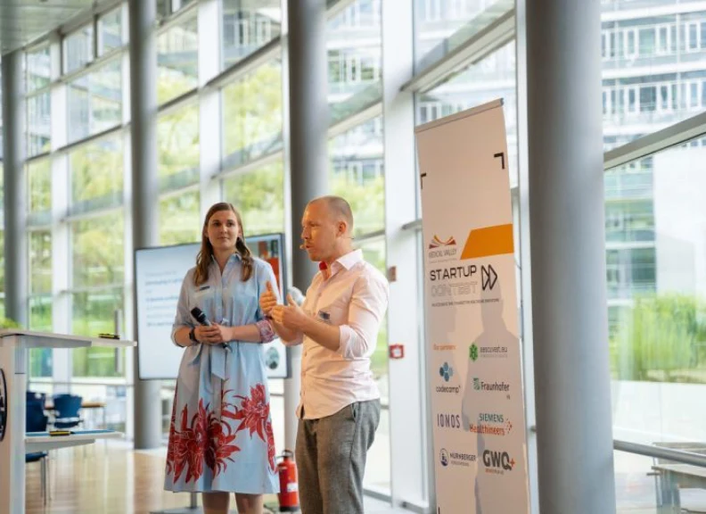 hema.to presenting on stage at the Medical Innovation Night